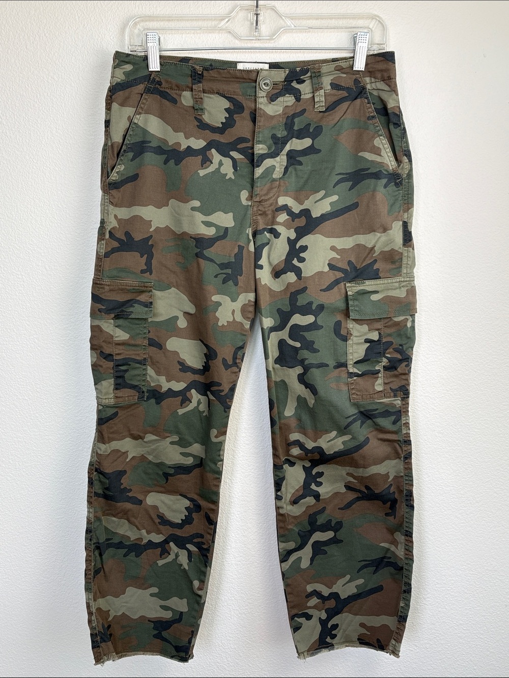 Sanctuary Standard Surplus Rebel Camo Cargo Cropped Pants Size 27 EUC